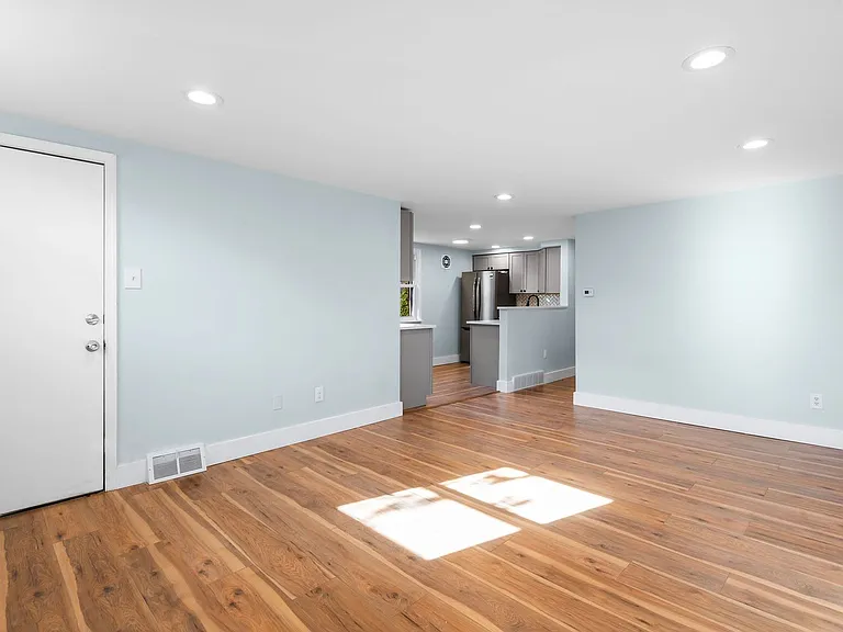137 W Maryland Ave — Photo 4