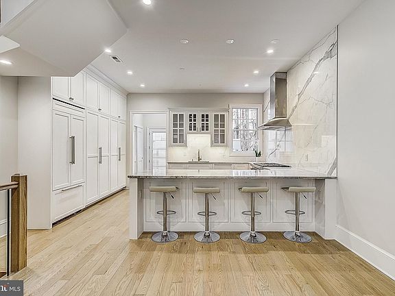 3rd image of 1511 Lombard St