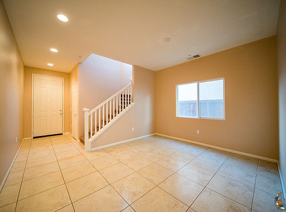 5th image of 633 Desert Rose St