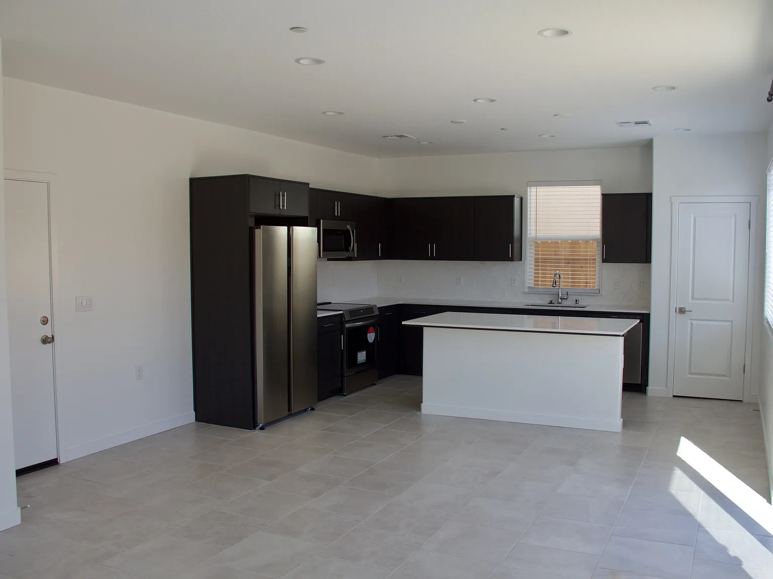 3 bed, 2.5 bath, 1713 sqft, $2,975 — Photo 2