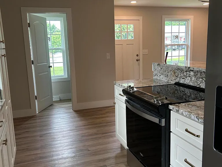 909 E Irvine St — Photo 12