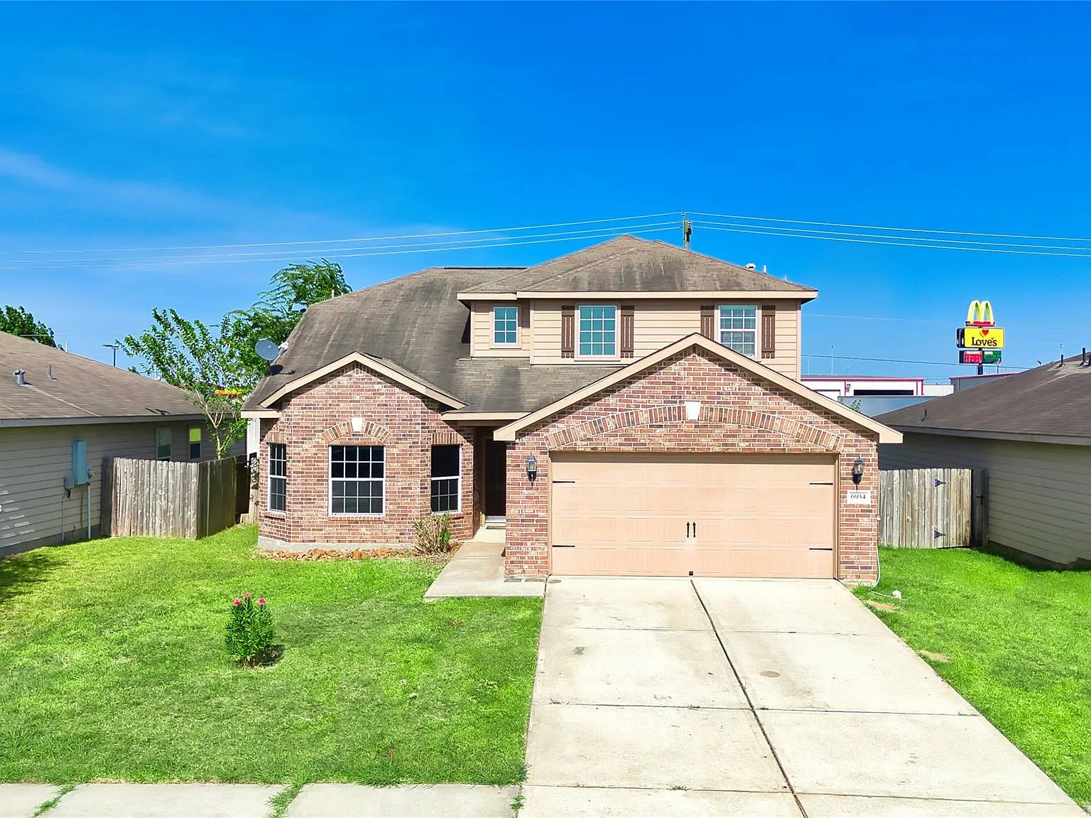 4 bed, 2.5 bath, 2124 sqft, $2,500 — Photo 2
