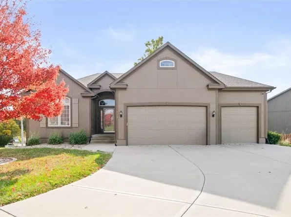 105 N Eastglen Dr, Raymore, MO 64083