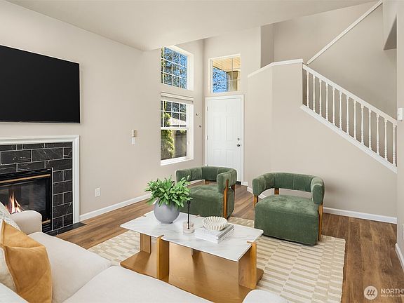 Amazing vaulted ceilings and a newly refinished fireplace.>