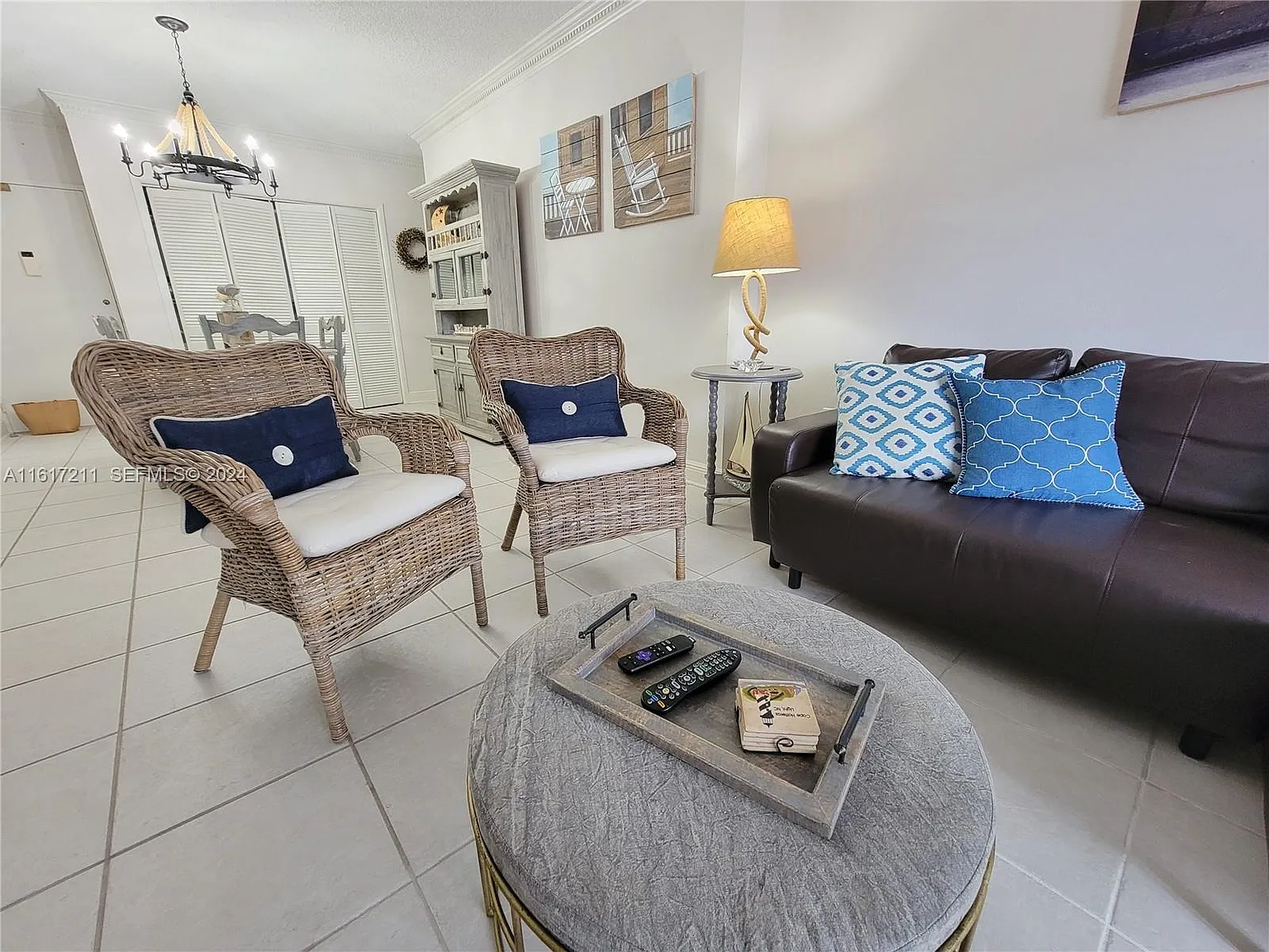 Hemispheres Condo — Photo 1