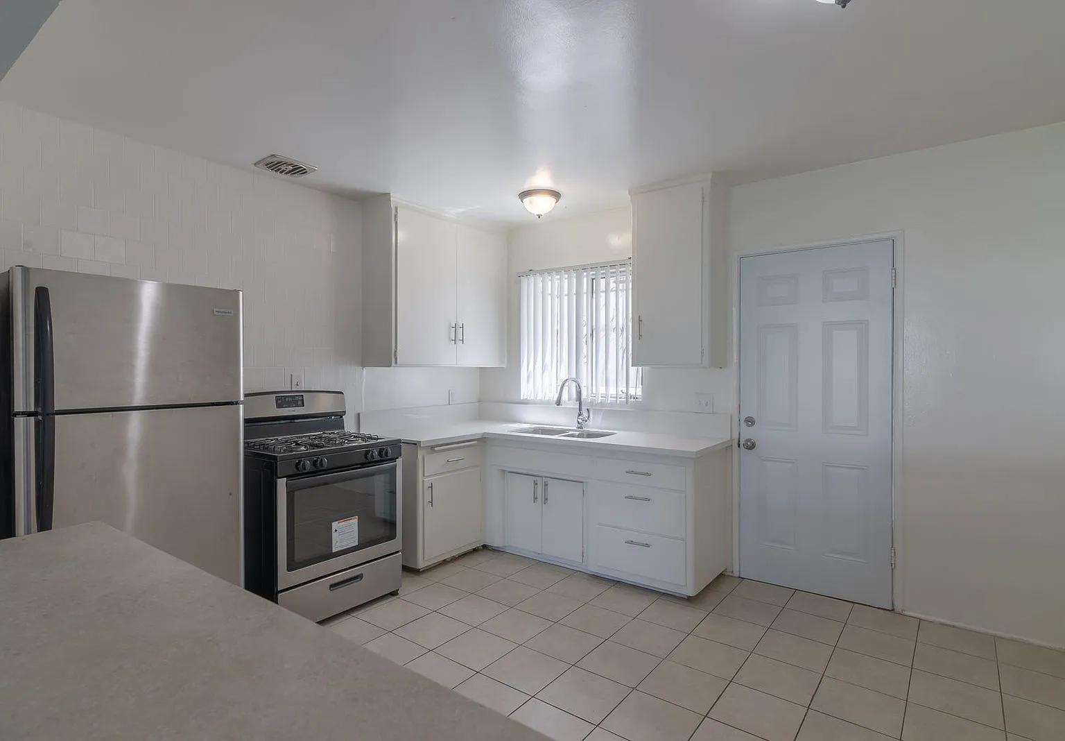 1 bed, 1.0 bath, 675 sqft, $1,569 — Photo 2