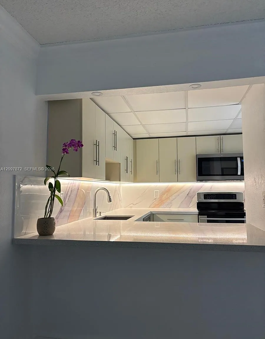 Coral Gate East Condo — Photo 1