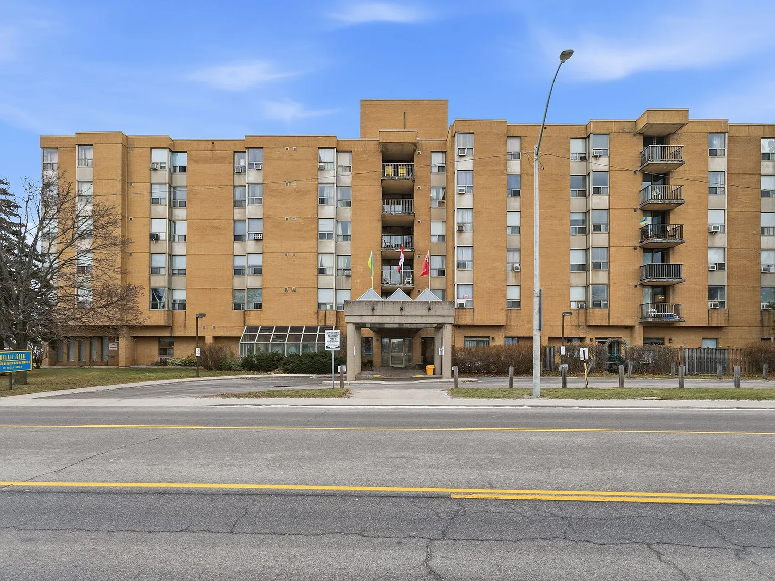 Gorgeous Renovated Unit For Seniors in Prime Location — Photo 2