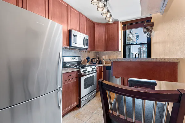 Sold by Redfin Real Estate | media 17