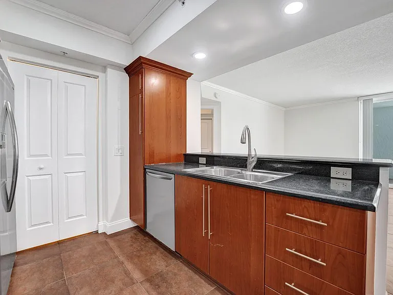 401 4th Ave #203 — Photo 8