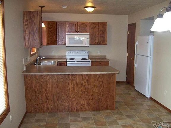 Breakfast bar and area for dining room table.