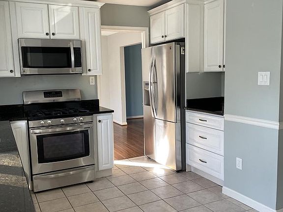 4th image of 1752 Shaftsbury Ave