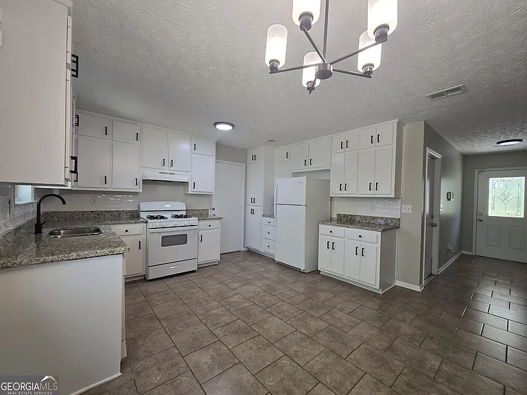 938 Iron Gate Blvd — Photo 8