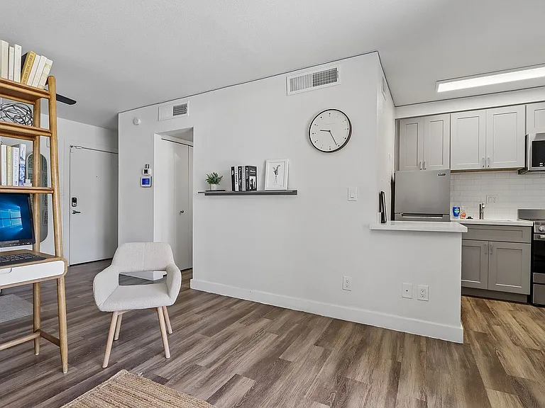 11-web-or-mls-N 7th Ave-S0905-009