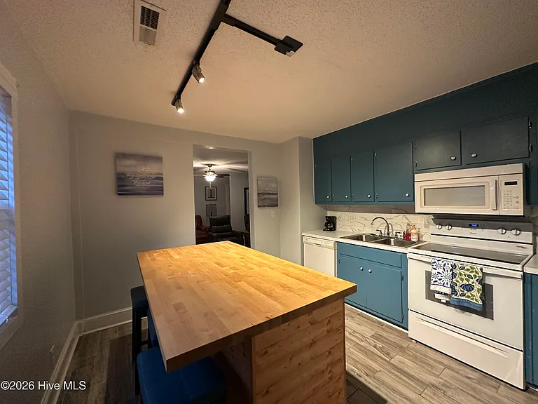 302 N Shores Rd — Photo 9