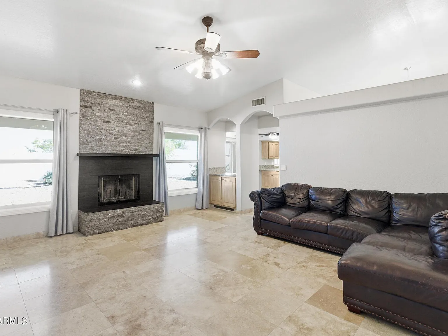 4 bed, 2.5 bath, 2503 sqft, $3,900 — Photo 2