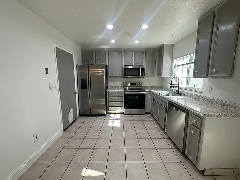 308 N Riverside Dr — Photo 7