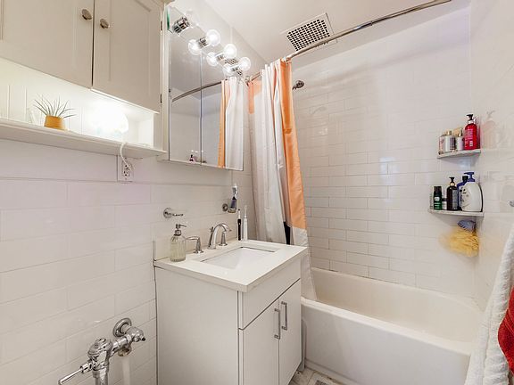 5th image of 43 E 74th St APT 4A