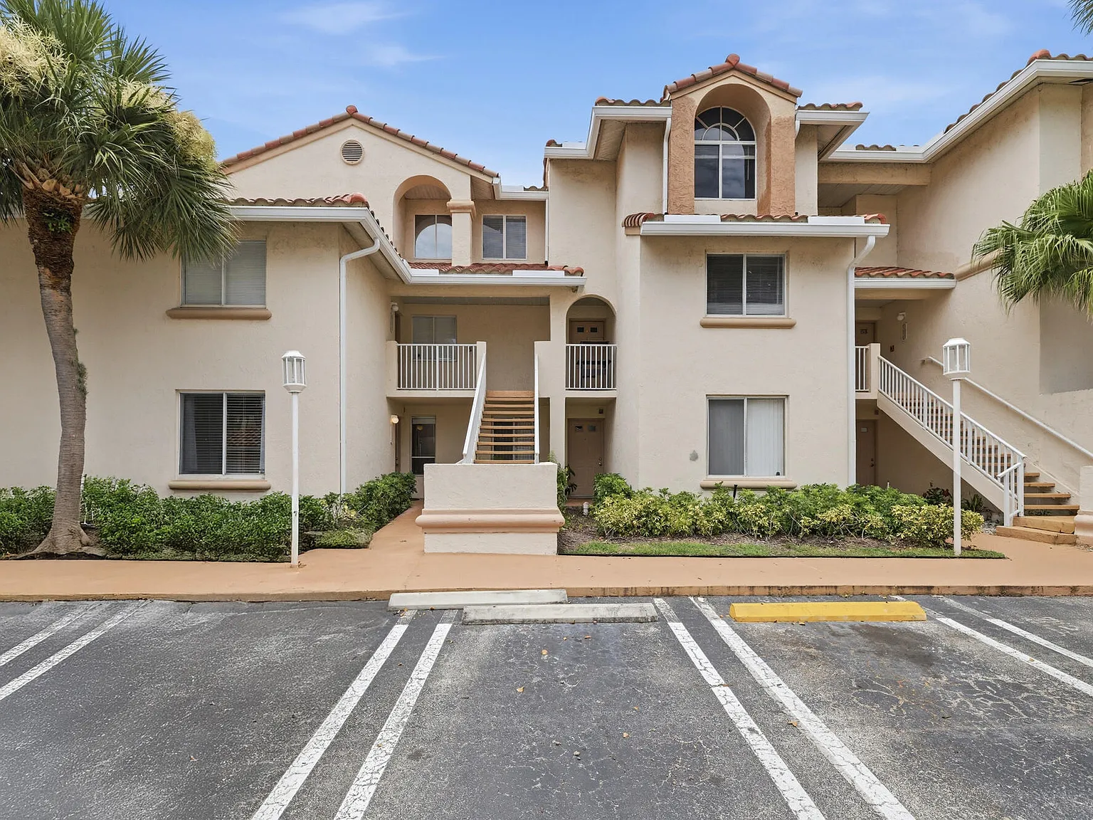 2 bed, 2.0 bath, 1130 sqft, $2,000 — Photo 2