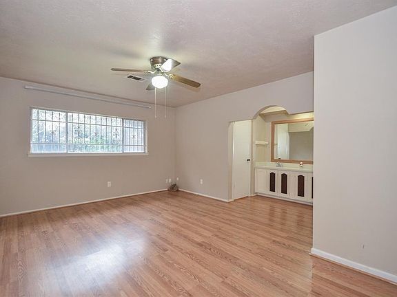 4th image of 10711 Sharpview Dr