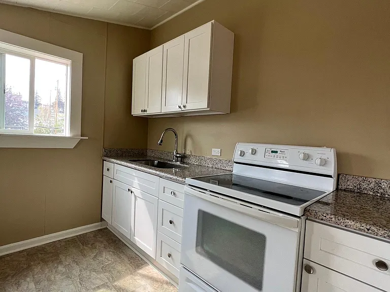 1050 W Park St — Photo 7