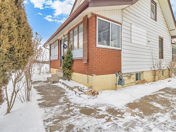 4th image of 903 Grand Marais Rd E