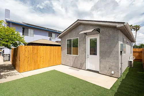 2077 Grove Ave Photo 1