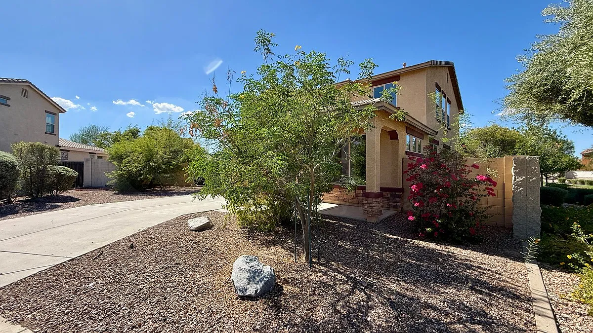 4 bed, 2.5 bath, 2327 sqft, $2,700 — Photo 2