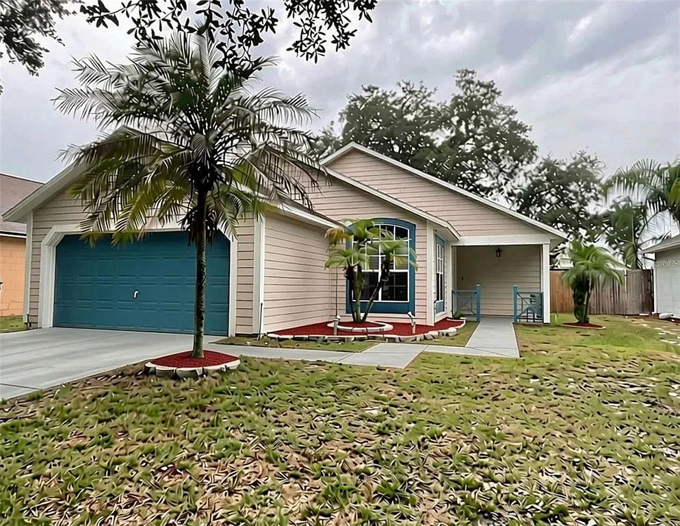3 bed, 2.0 bath, 1243 sqft, $2,300 — Photo 2