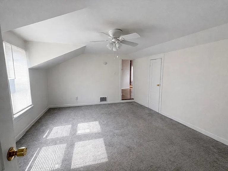218 N George St — Photo 9
