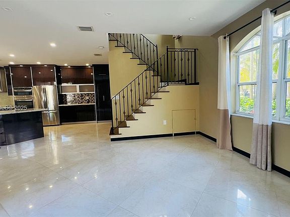 3rd image of 1094 Redwood St #Townhouse