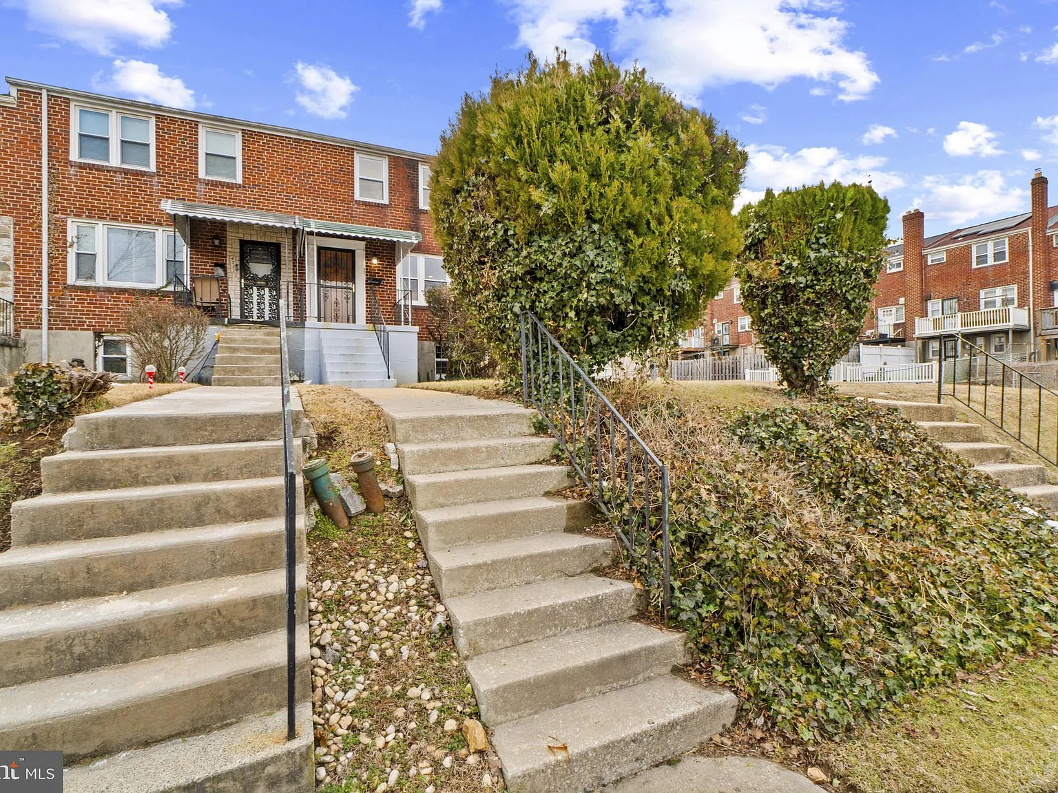 3 bed, 2.0 bath, 1152 sqft, $2,200 — Photo 3