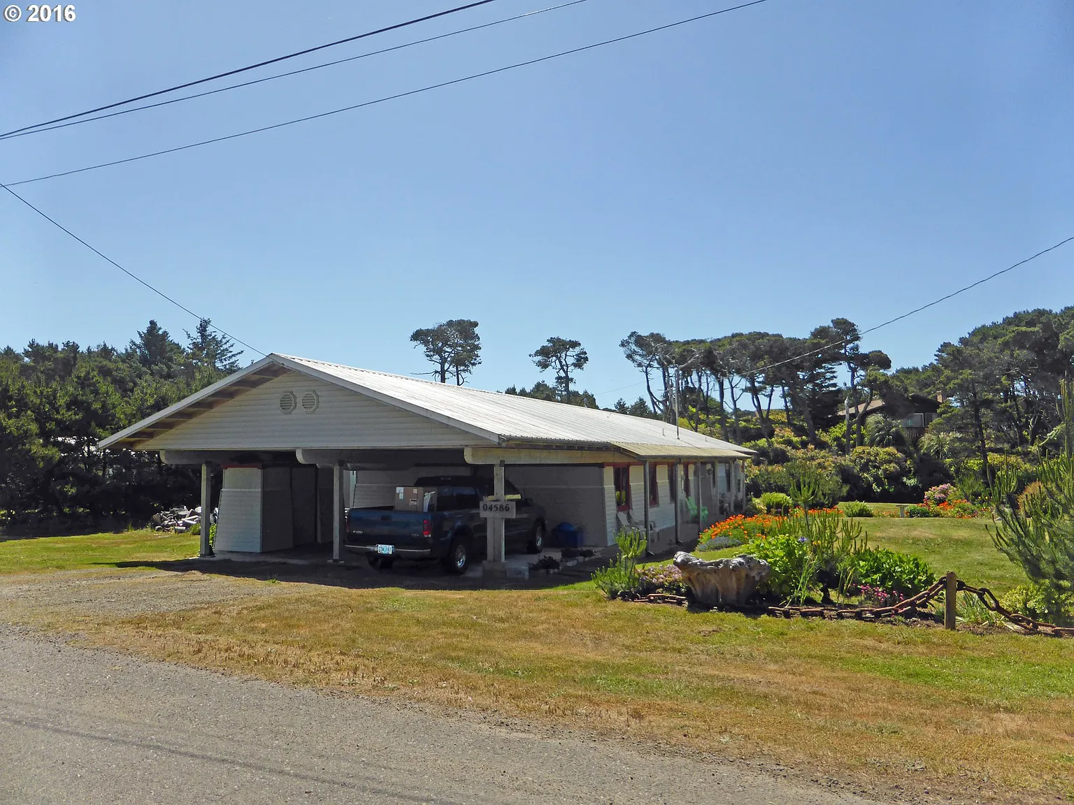 4586 Meares St photo 1