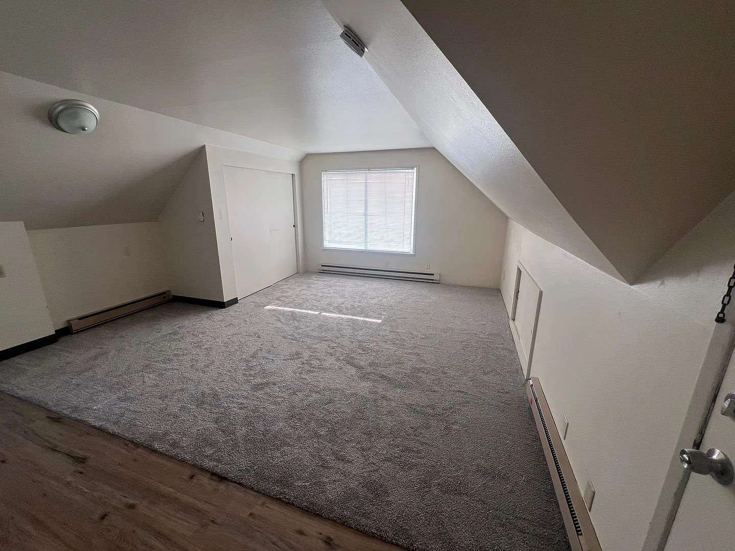 Charming Top-Floor Studio with Scenic Views at The Willows — Photo 2
