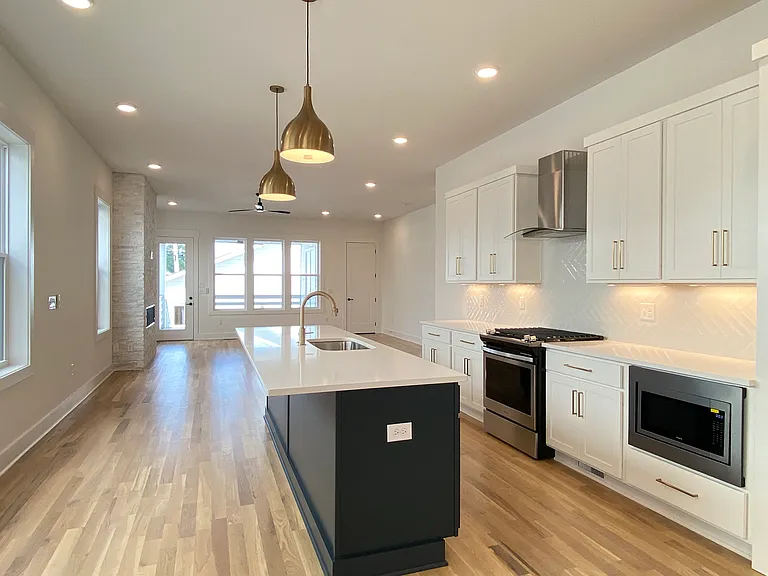 902B Knox Ave — Photo 7