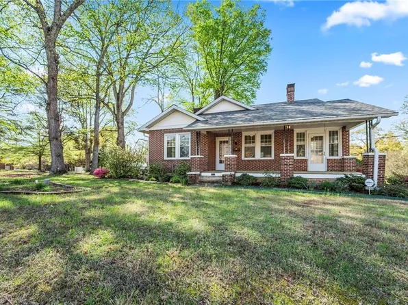 3606 Country Club Rd, Winston Salem, NC 27104