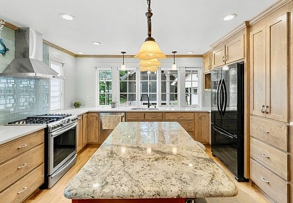 5th image of 105 Wilson St