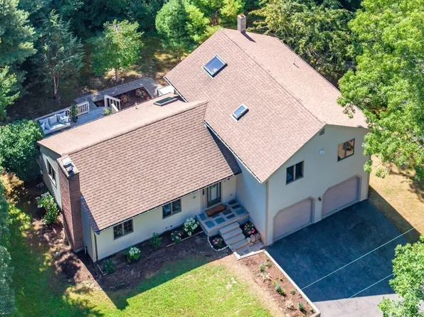 21 Club House Dr, Pocasset, MA 02559