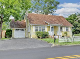 16 Lake Ave, Helmetta, NJ 08828