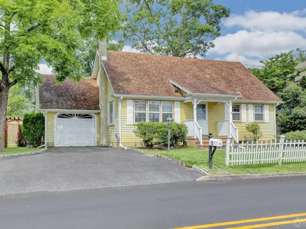 16 Lake Ave, Helmetta, NJ 08828