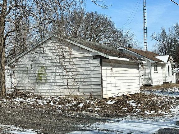 4th image of 301 N Brown St
