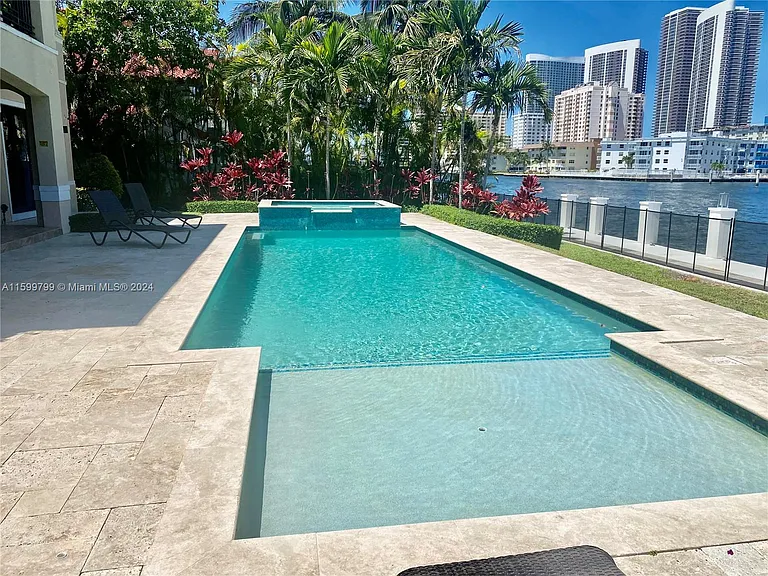 513 Palm Dr — Photo 2