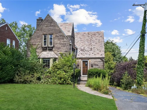 2 Wellington Dr, Pittsburgh, PA 15229