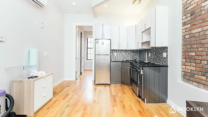 Rented by PREMIUM US INC | media 3