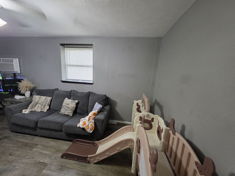 1st image of 800 W 4th St #1