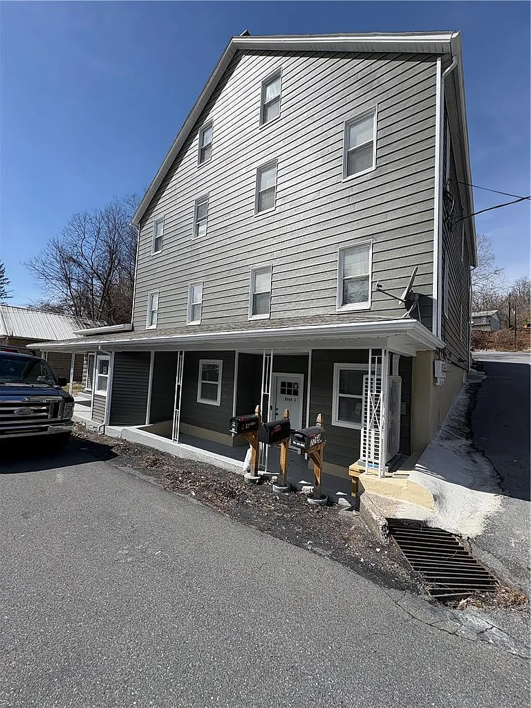 4 bed, 1.0 bath, 1380 sqft, $2,100 — Photo 1