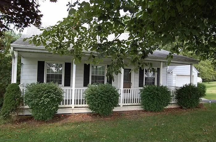 3 bed, 1.5 bath, 1420 sqft, $2,400 — Photo 1