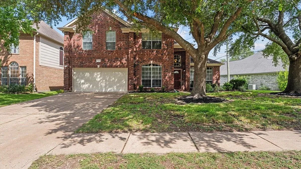 4 bed, 2.5 bath, 2424 sqft, $2,500 — Photo 1
