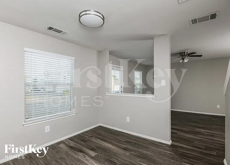 1604 Alcazar Plz — Photo 4