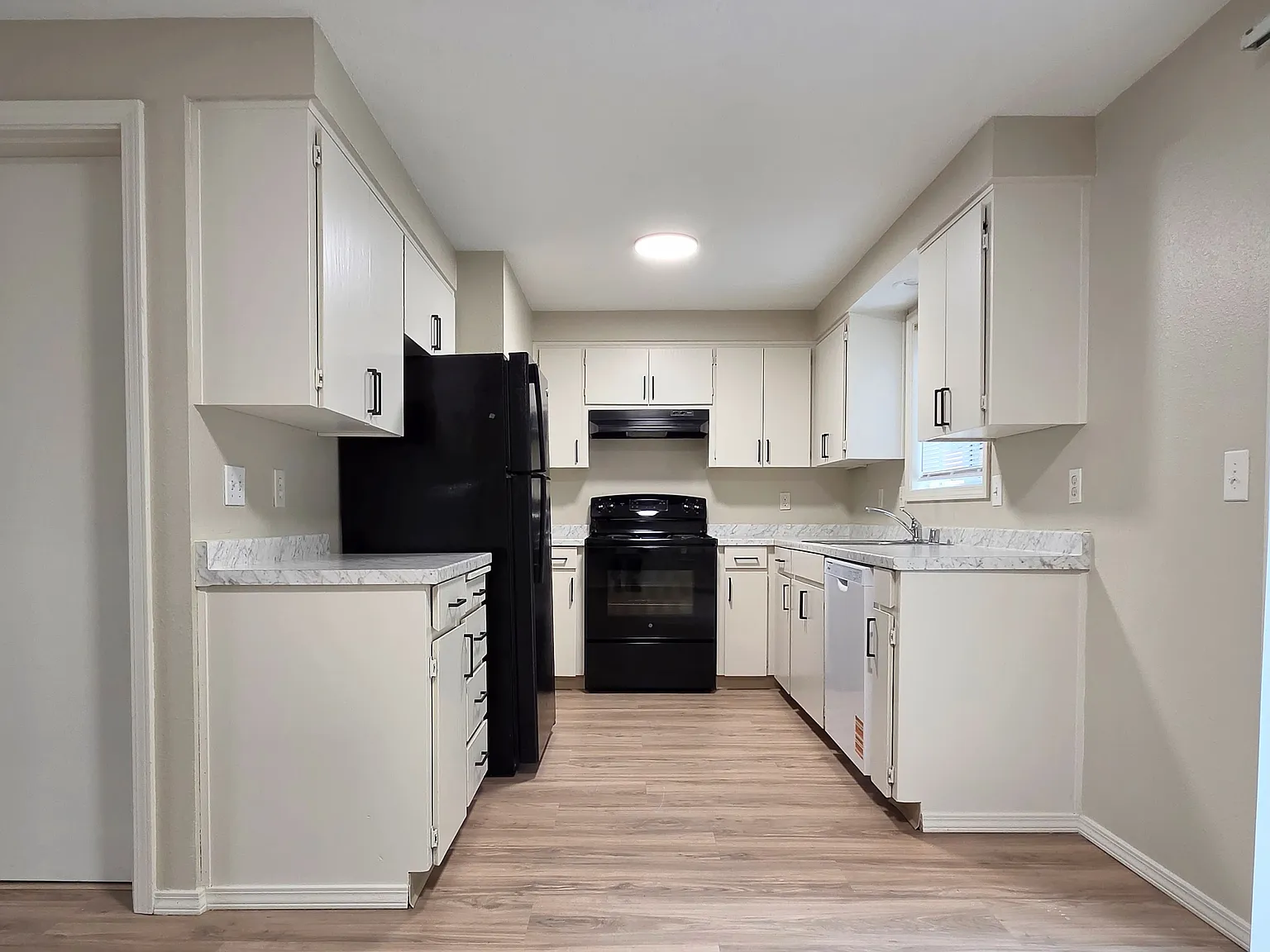 3 bed, 1120 sqft, $2,100 — Photo 3